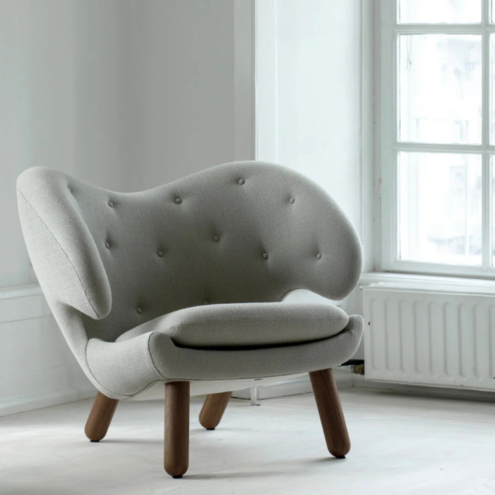 Pelican Chair with Buttons