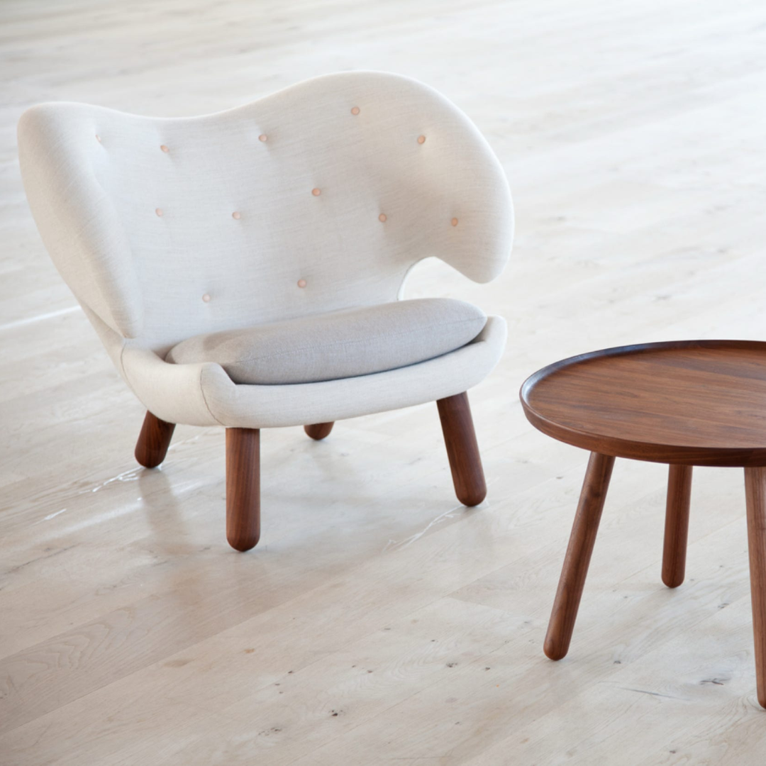 Pelican Chair with Buttons