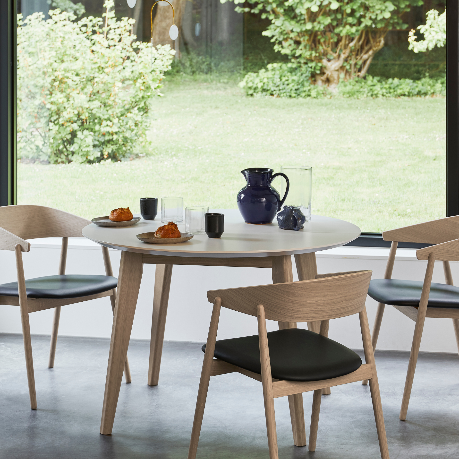 AD1 Extendable Table