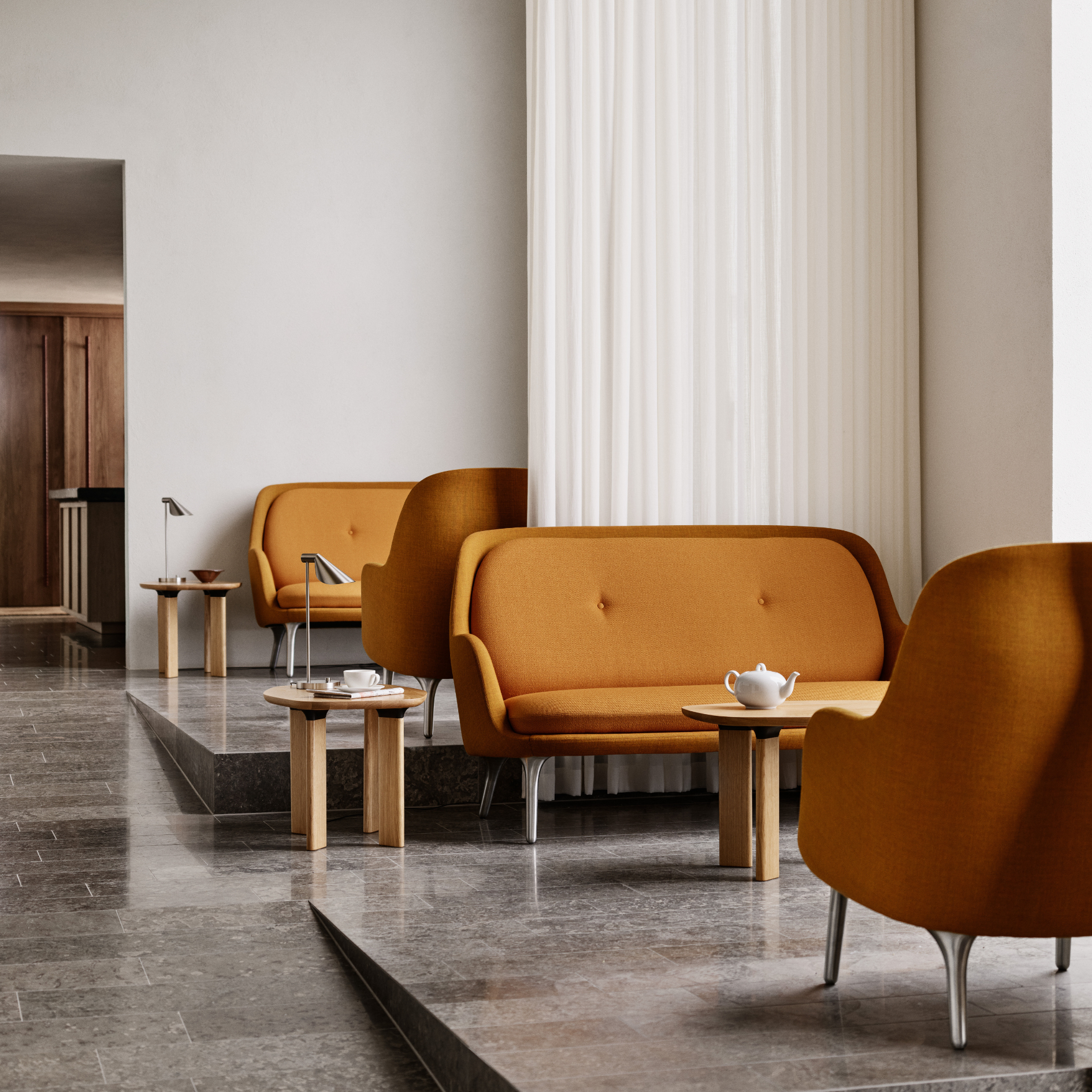 Fri Lounge Chair Metal Base