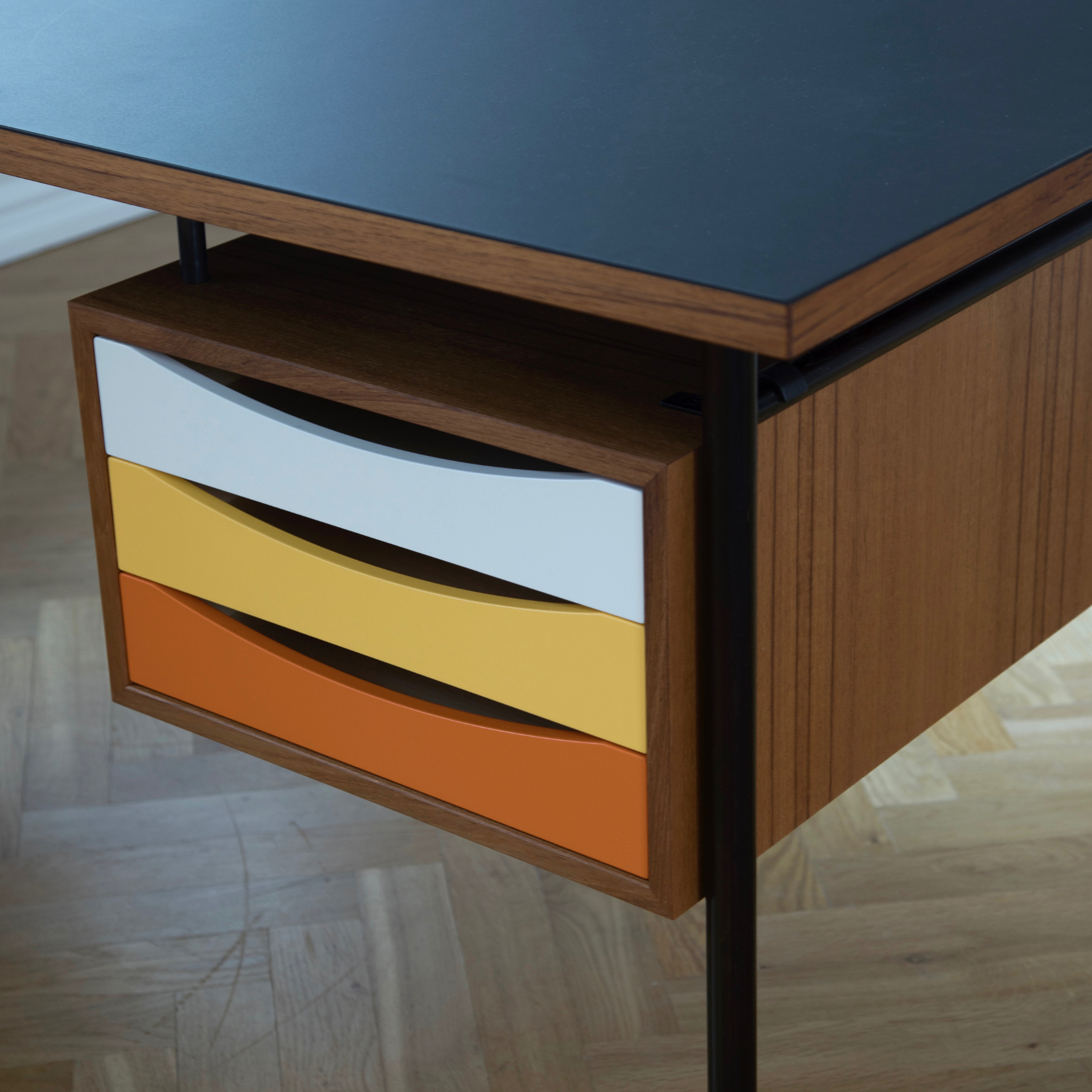 The Nyhavn Desk w/ Tray Unit