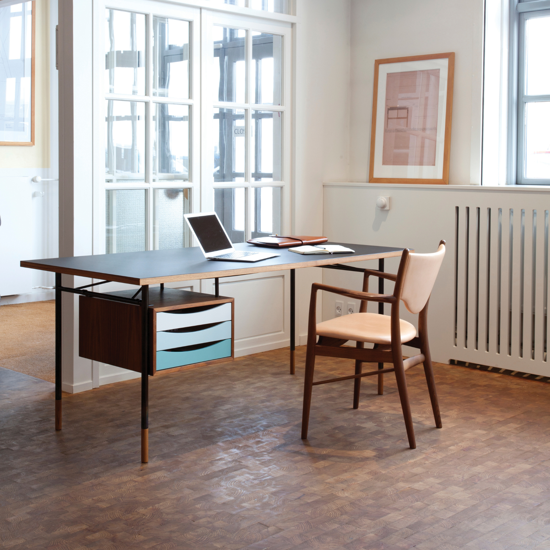The Nyhavn Desk w/ Tray Unit