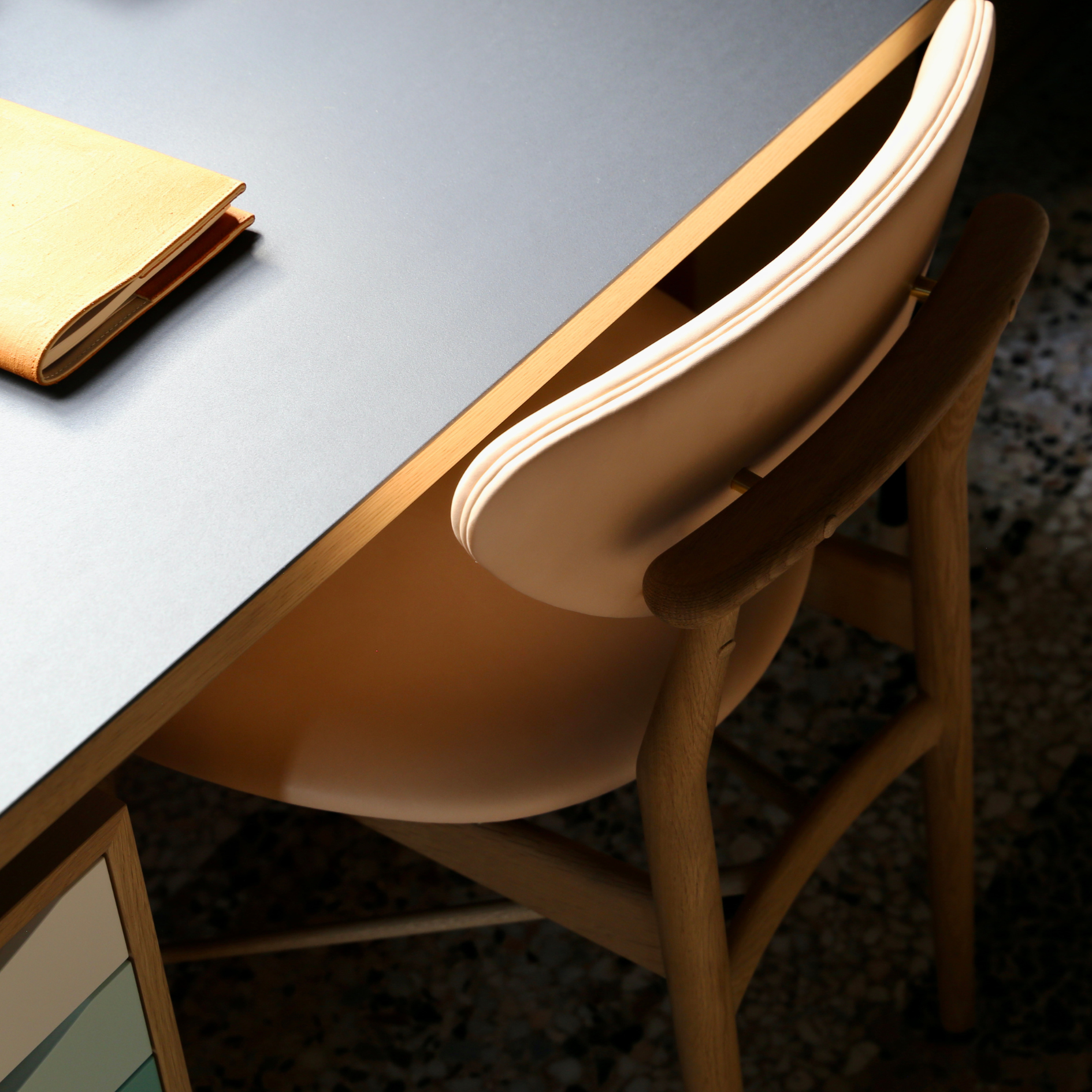 The Nyhavn Desk w/ Tray Unit