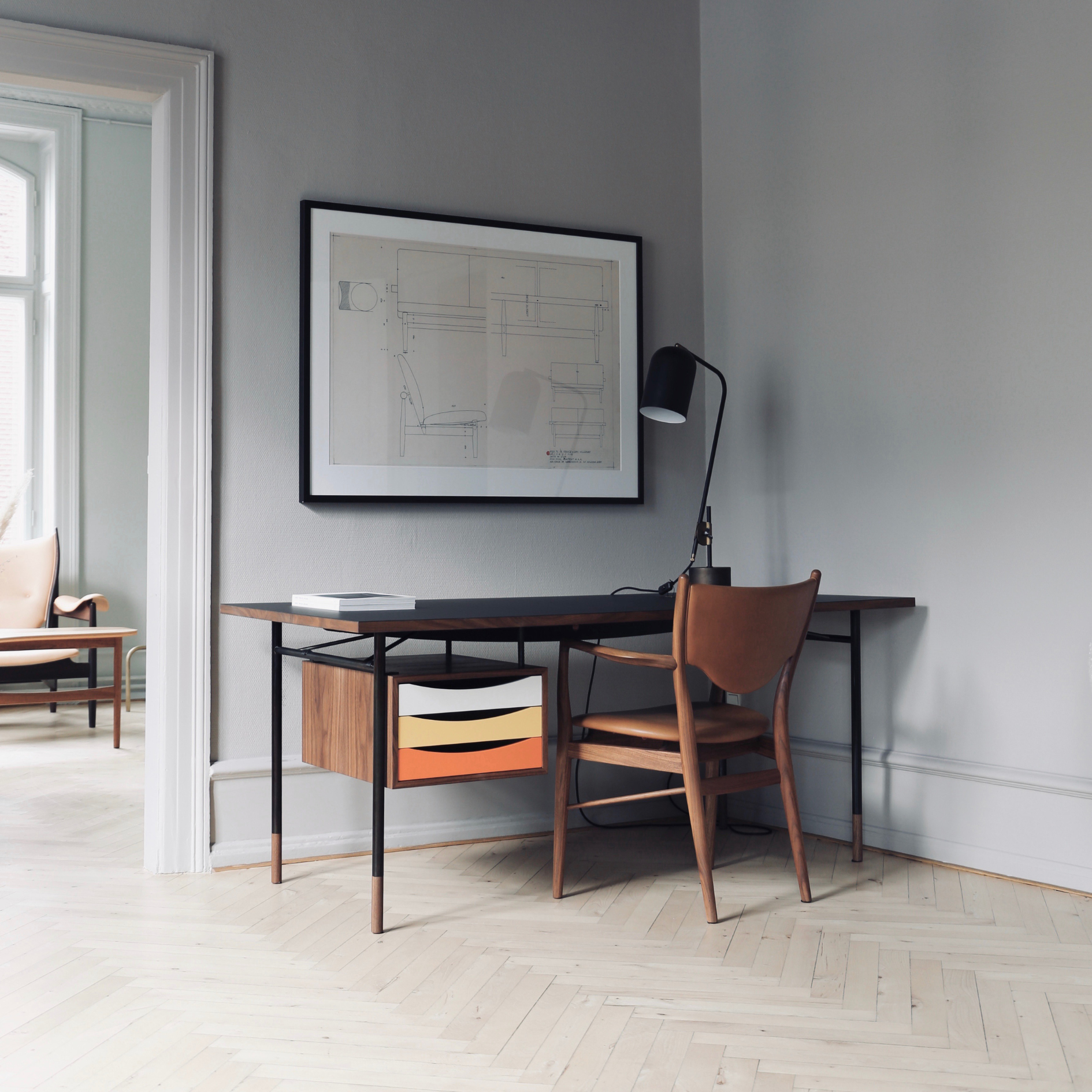 The Nyhavn Desk w/ Tray Unit